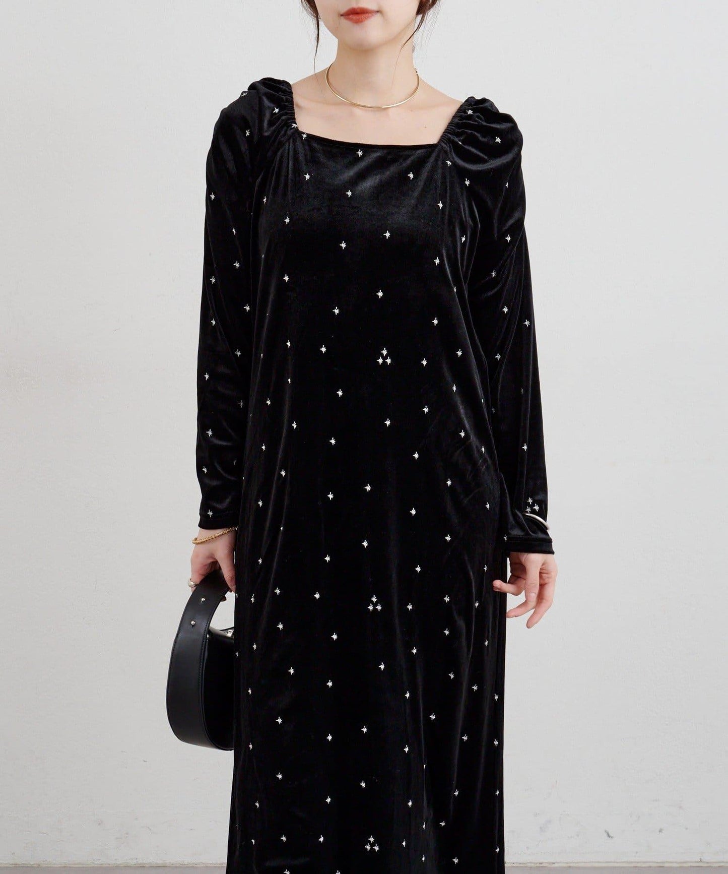 天鵝絨刺繡連衣裙