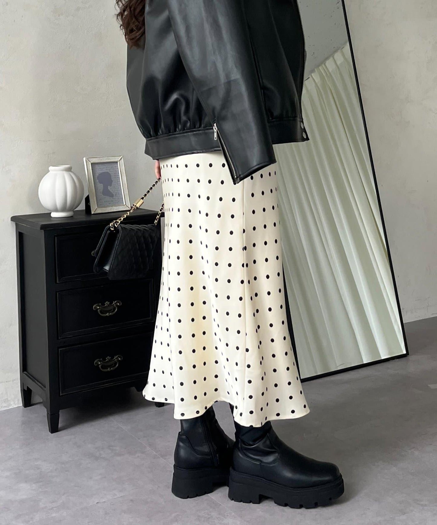 緞面波點斜裁半身裙