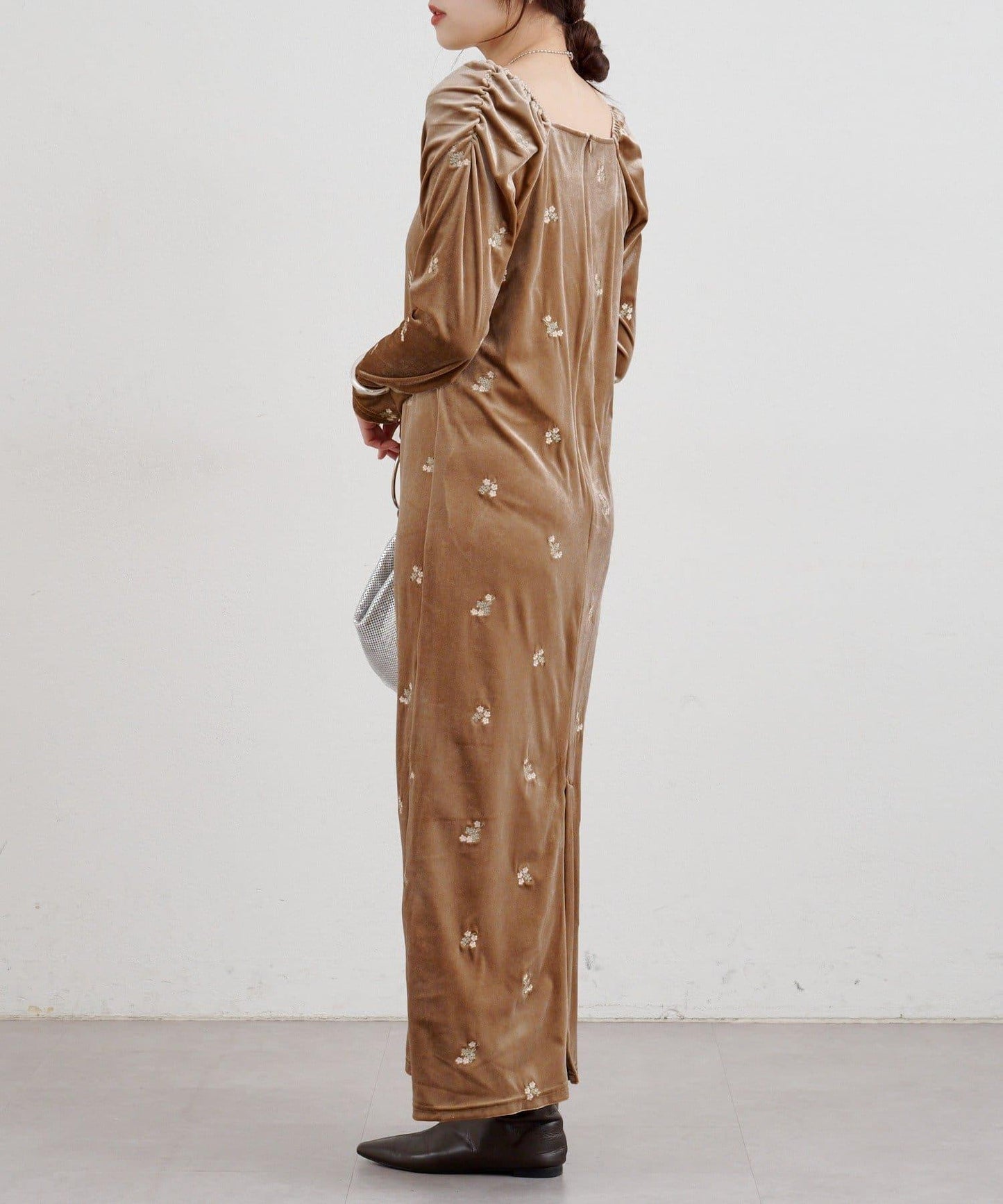 天鵝絨刺繡連衣裙