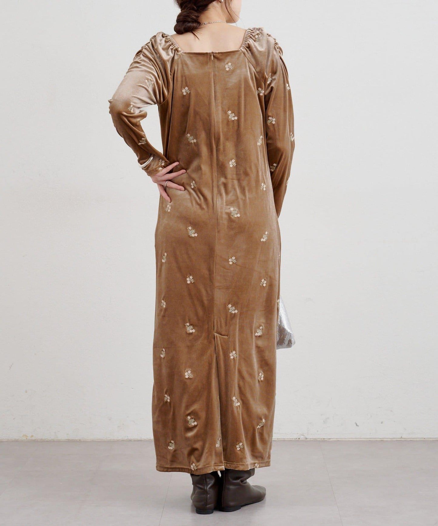 天鵝絨刺繡連衣裙