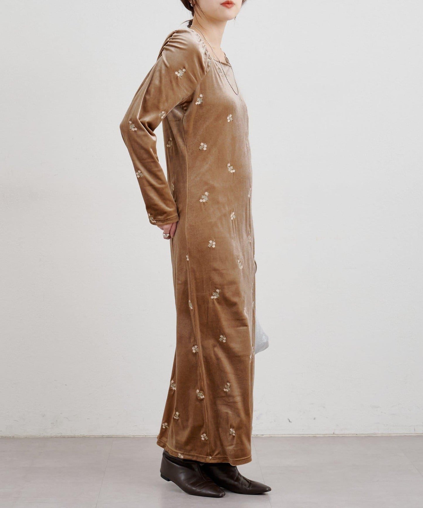 天鵝絨刺繡連衣裙