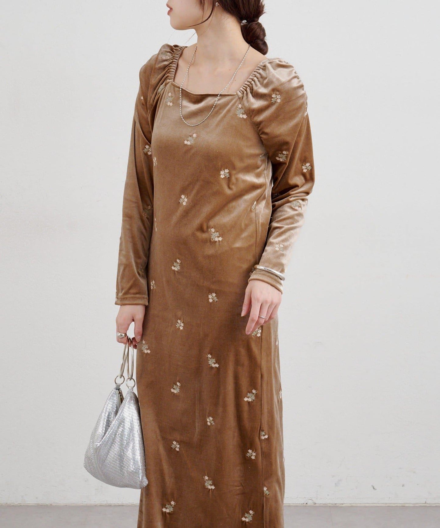 天鵝絨刺繡連衣裙