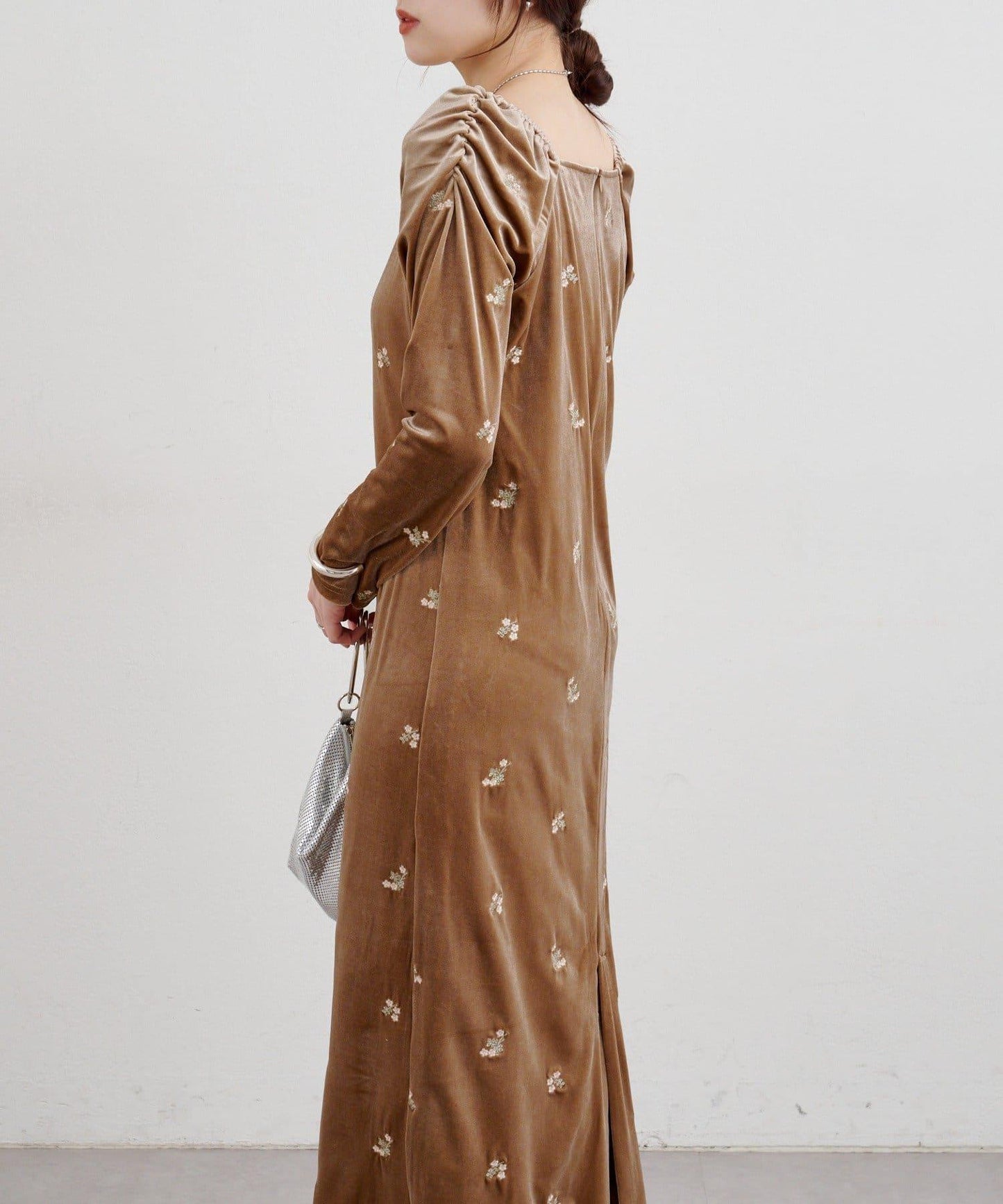 天鵝絨刺繡連衣裙