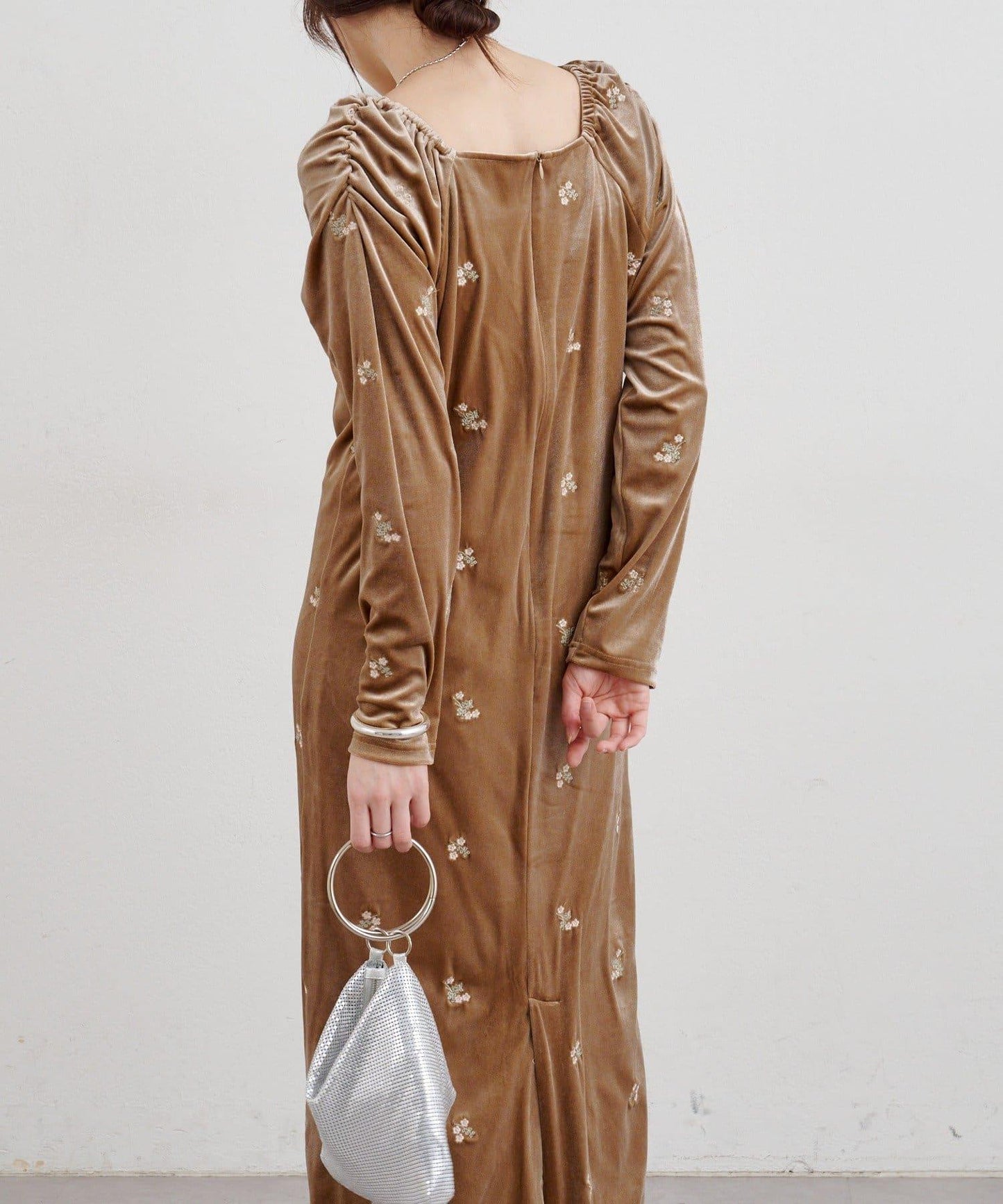 天鵝絨刺繡連衣裙