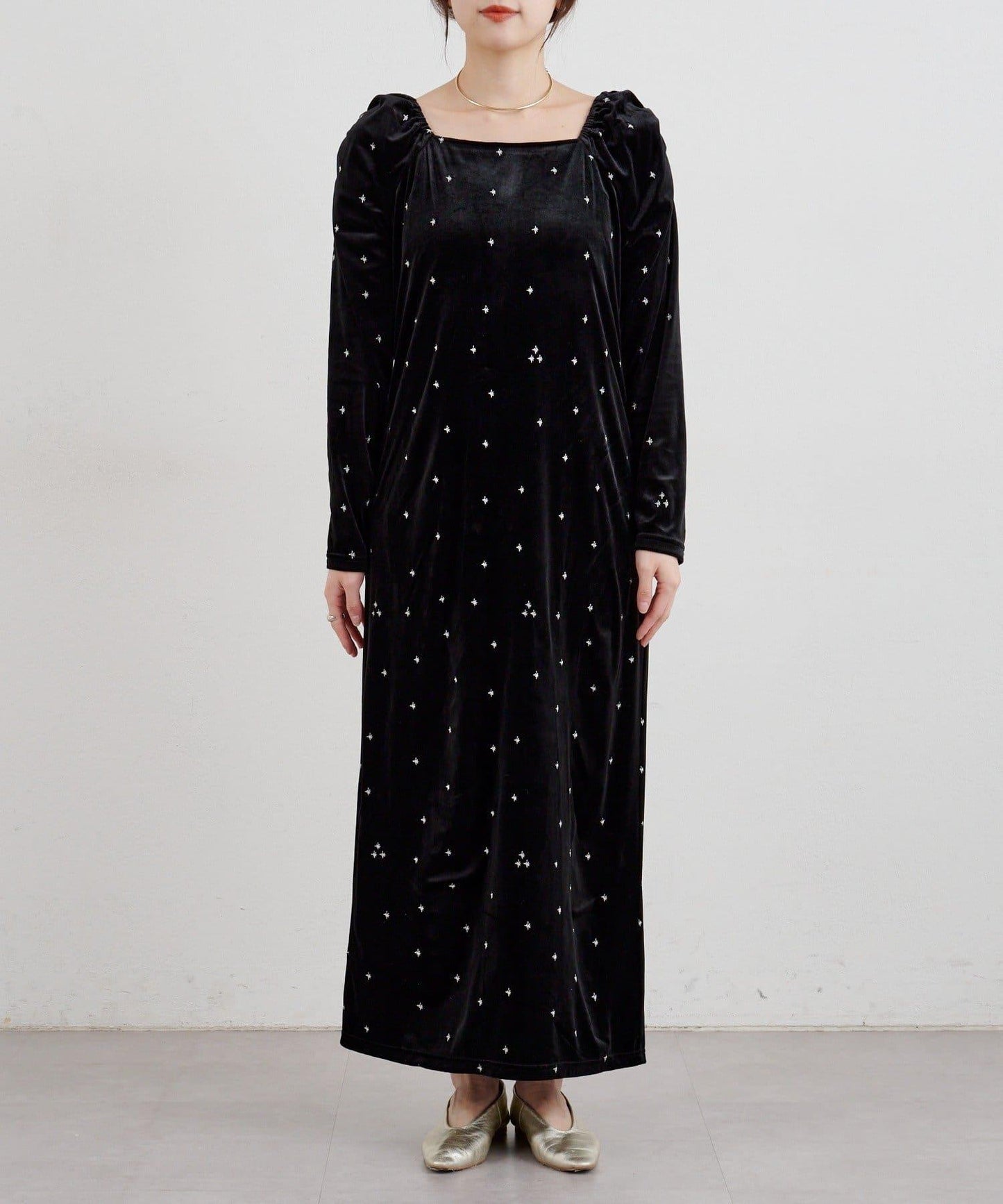 天鵝絨刺繡連衣裙