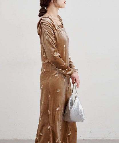 天鵝絨刺繡連衣裙