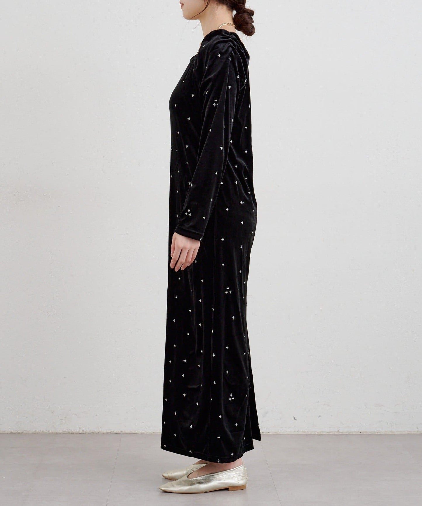 天鵝絨刺繡連衣裙