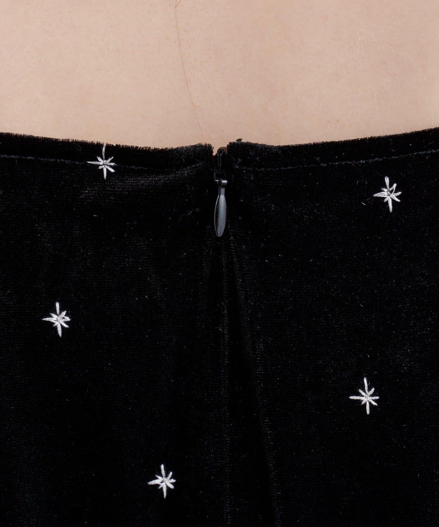 天鵝絨刺繡連衣裙