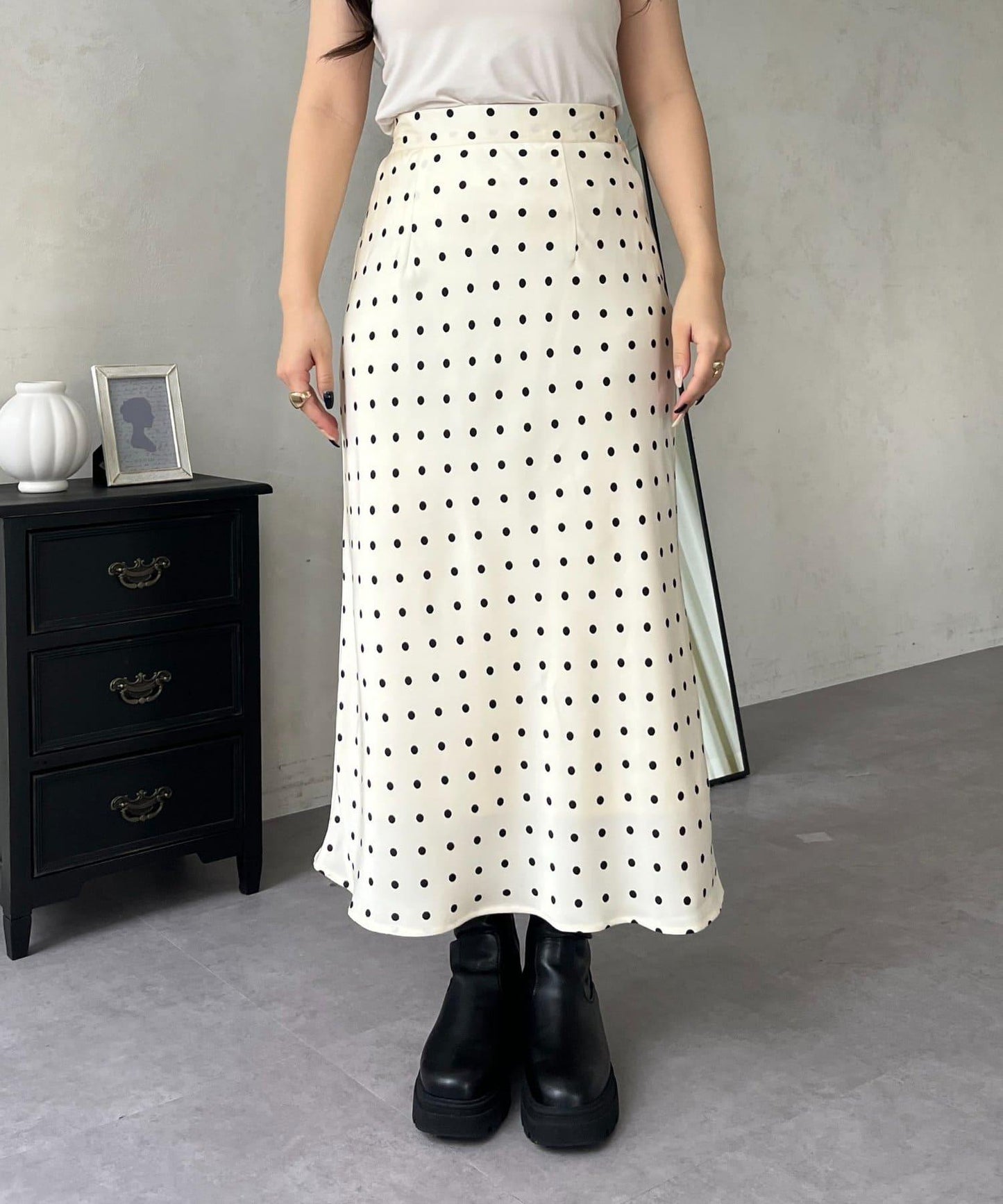 緞面波點斜裁半身裙