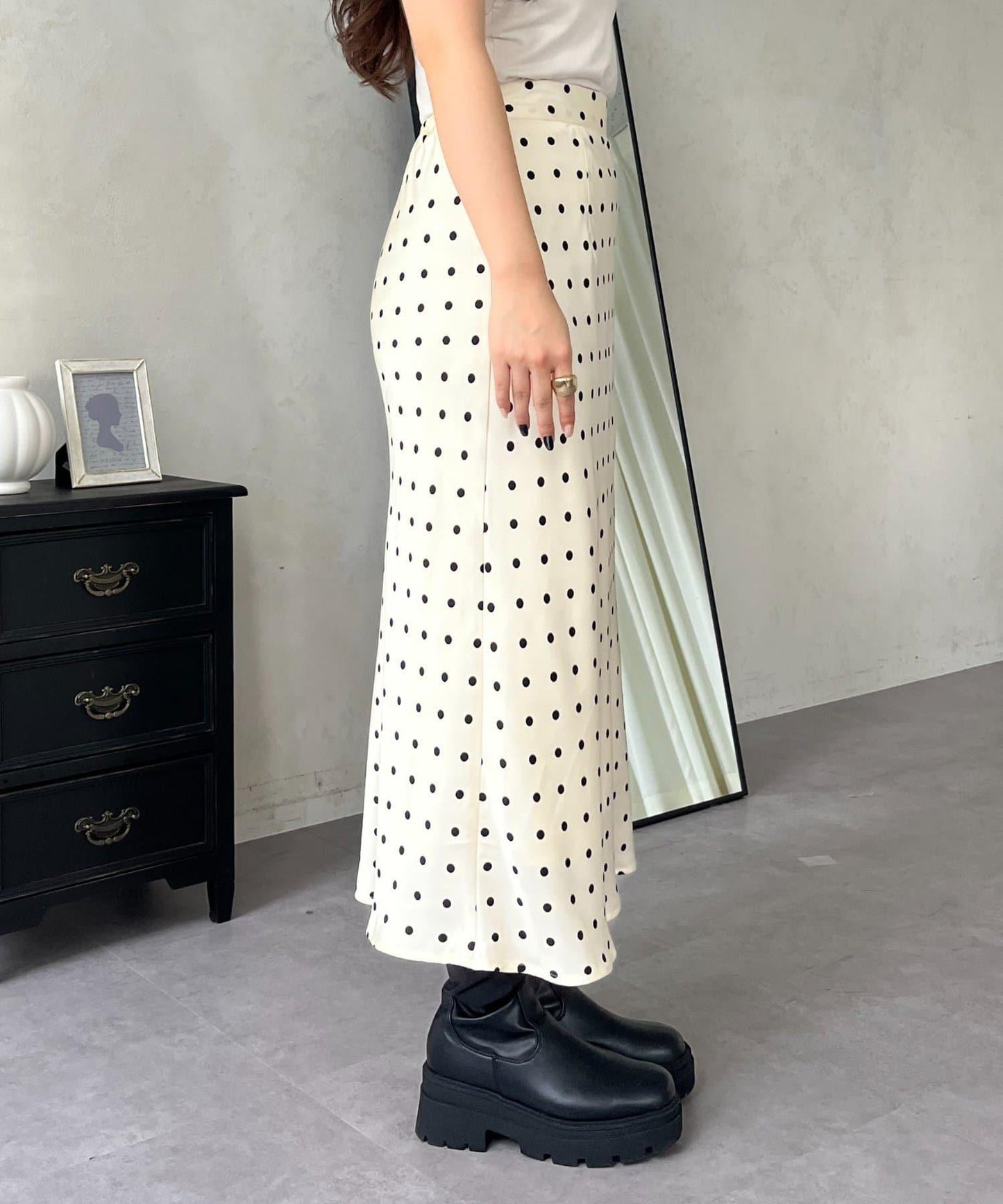 緞面波點斜裁半身裙