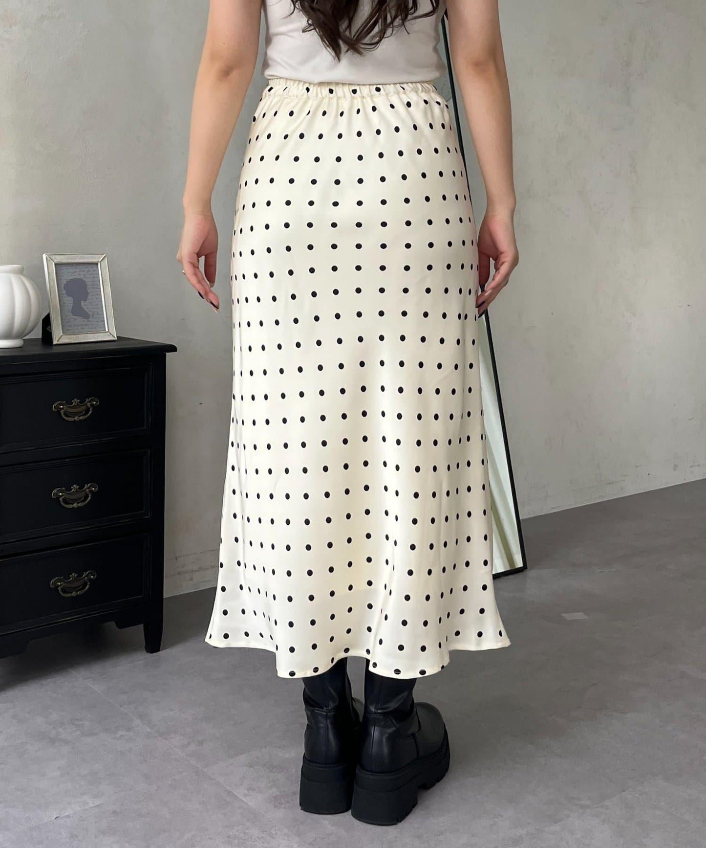 緞面波點斜裁半身裙