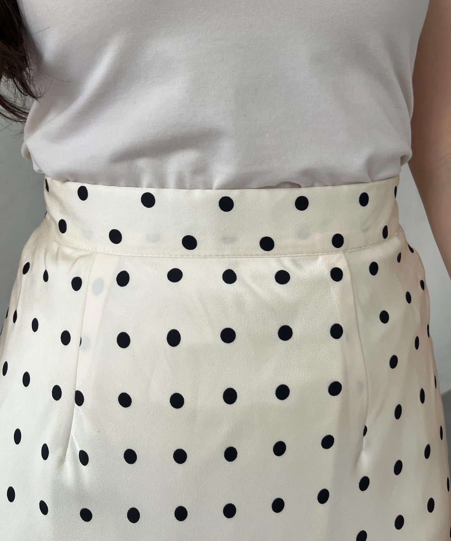 緞面波點斜裁半身裙