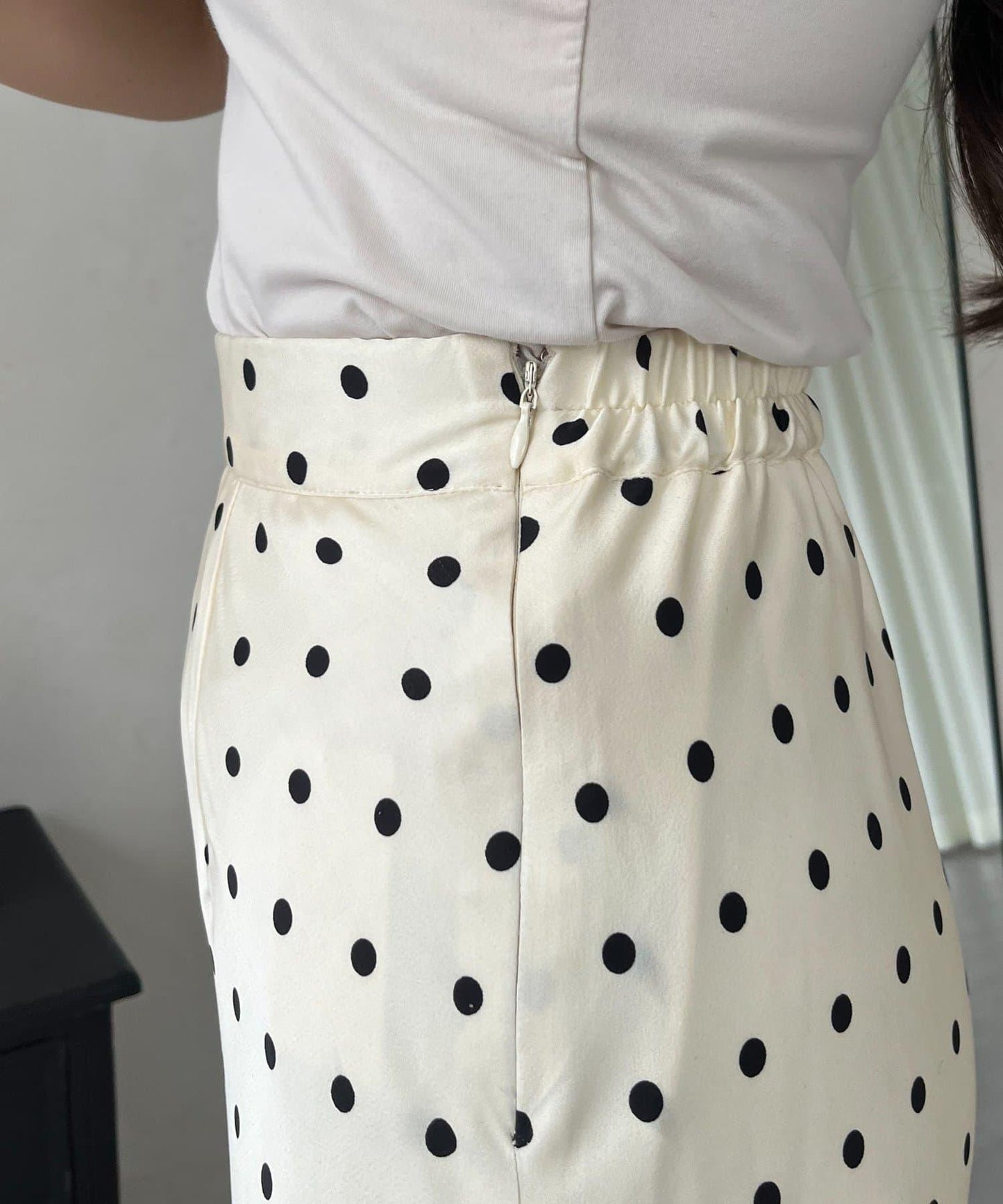 緞面波點斜裁半身裙