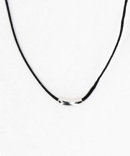 帶有細膩吊飾的繩索項鍊