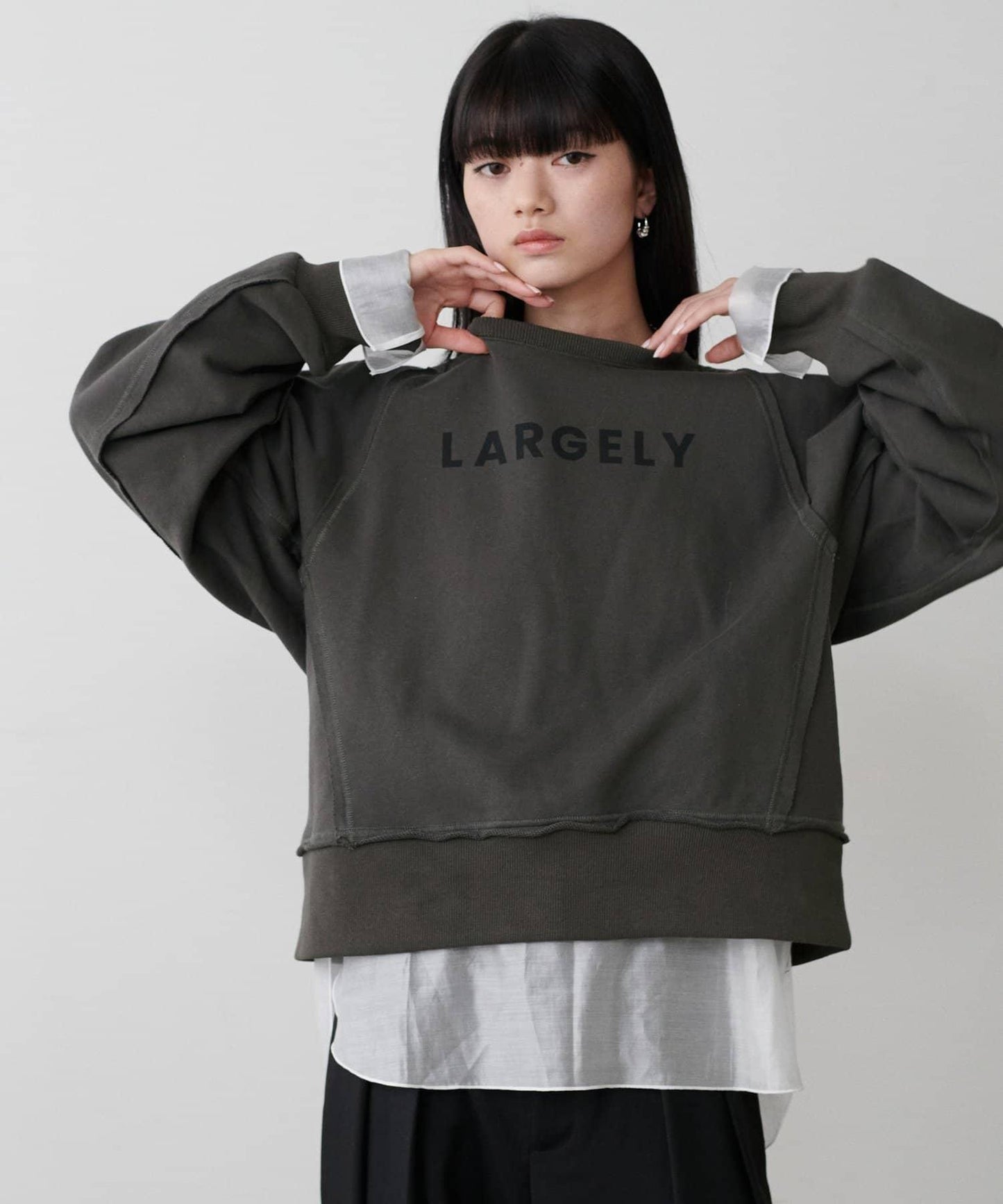 前後兩穿插肩袖字母印花衛衣