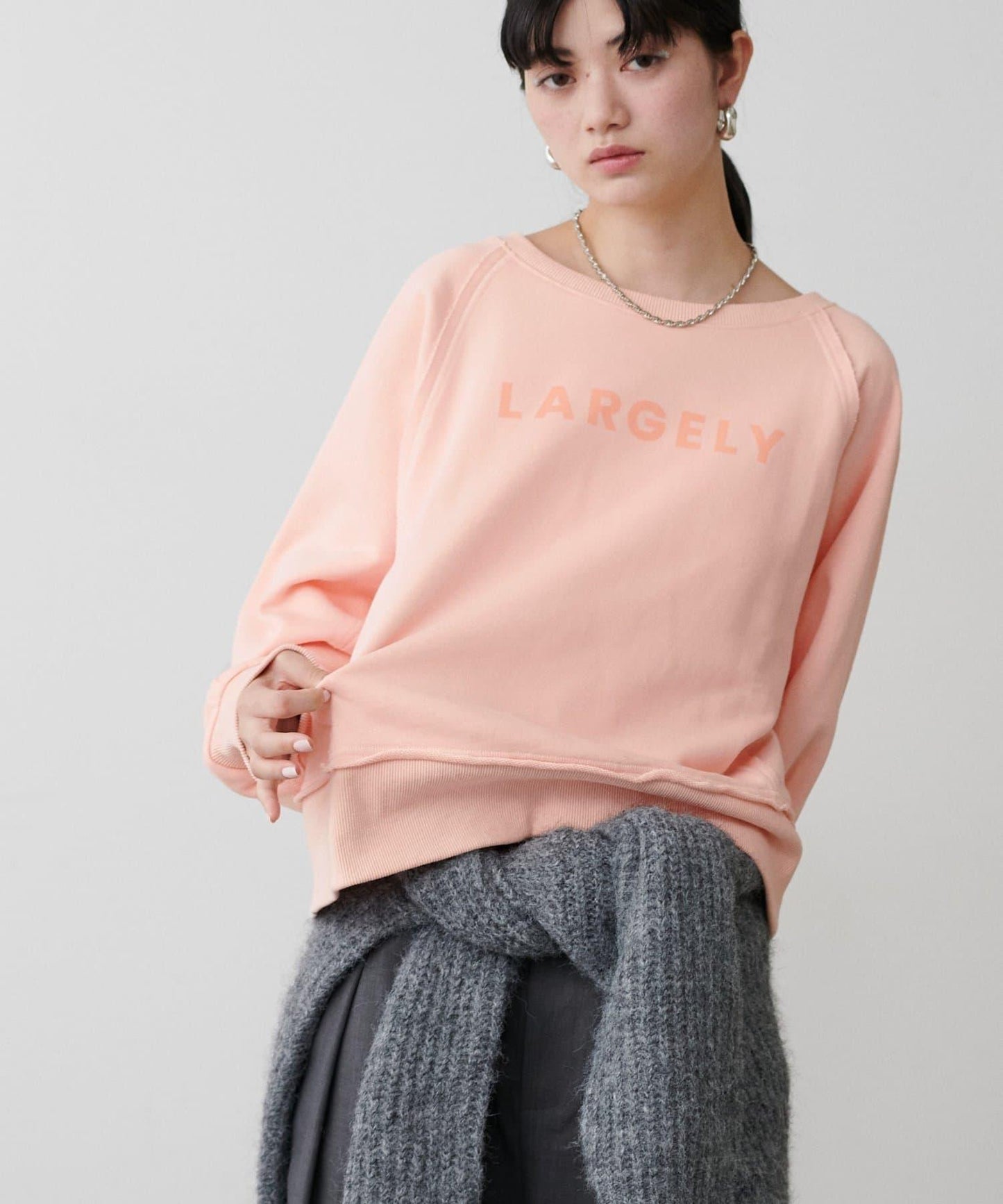 前後兩穿插肩袖字母印花衛衣