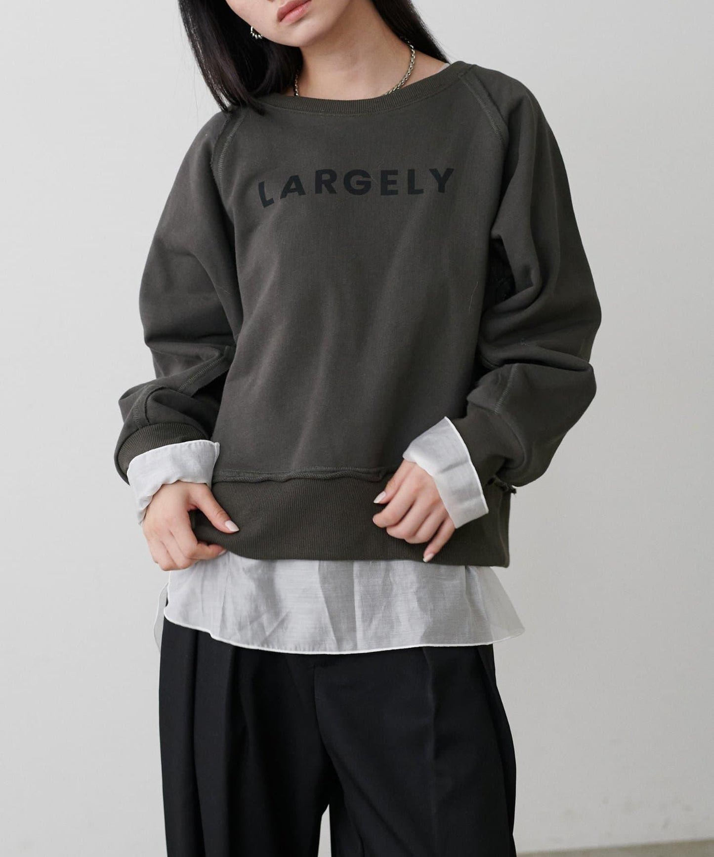 前後兩穿插肩袖字母印花衛衣