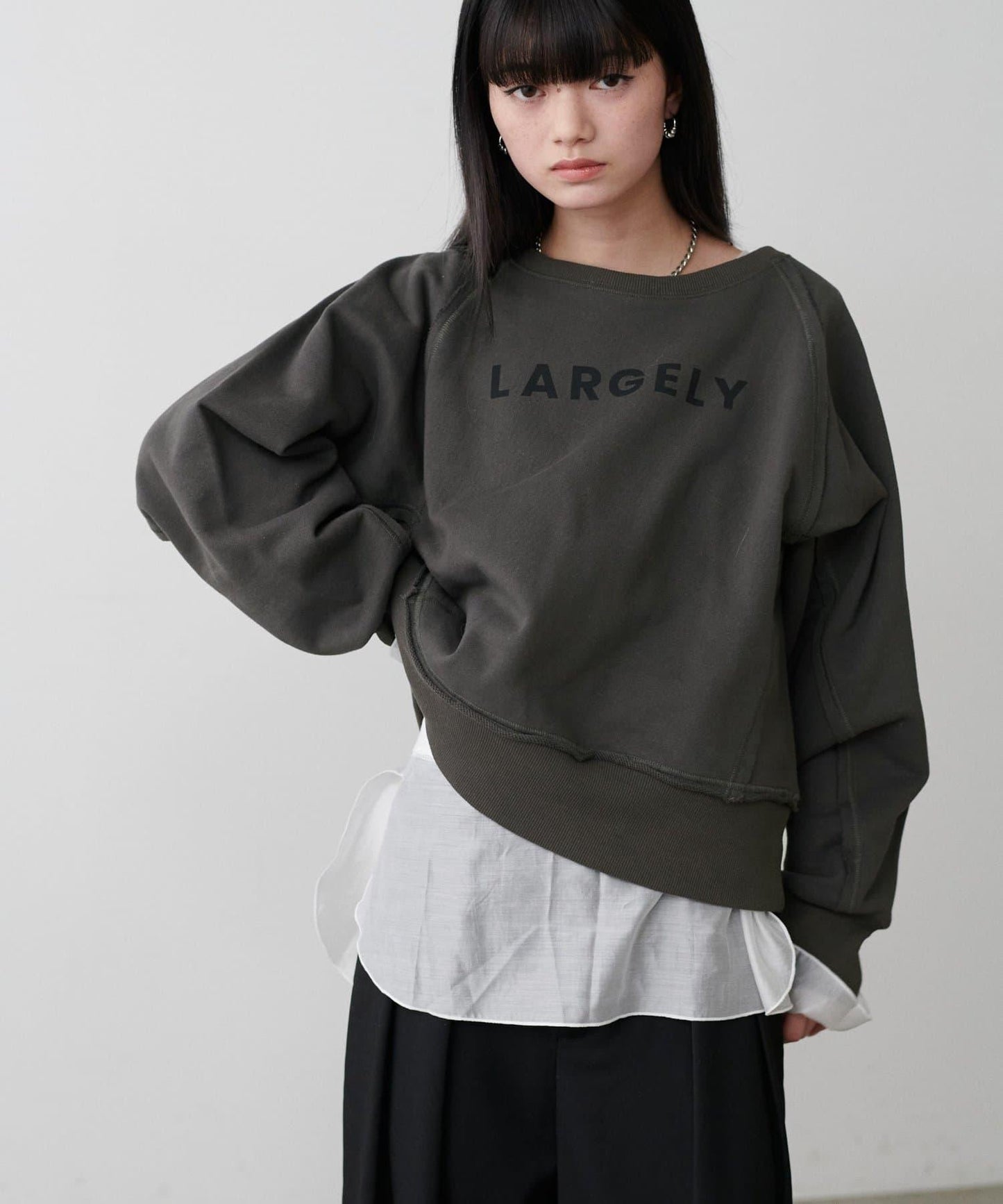 前後兩穿插肩袖字母印花衛衣