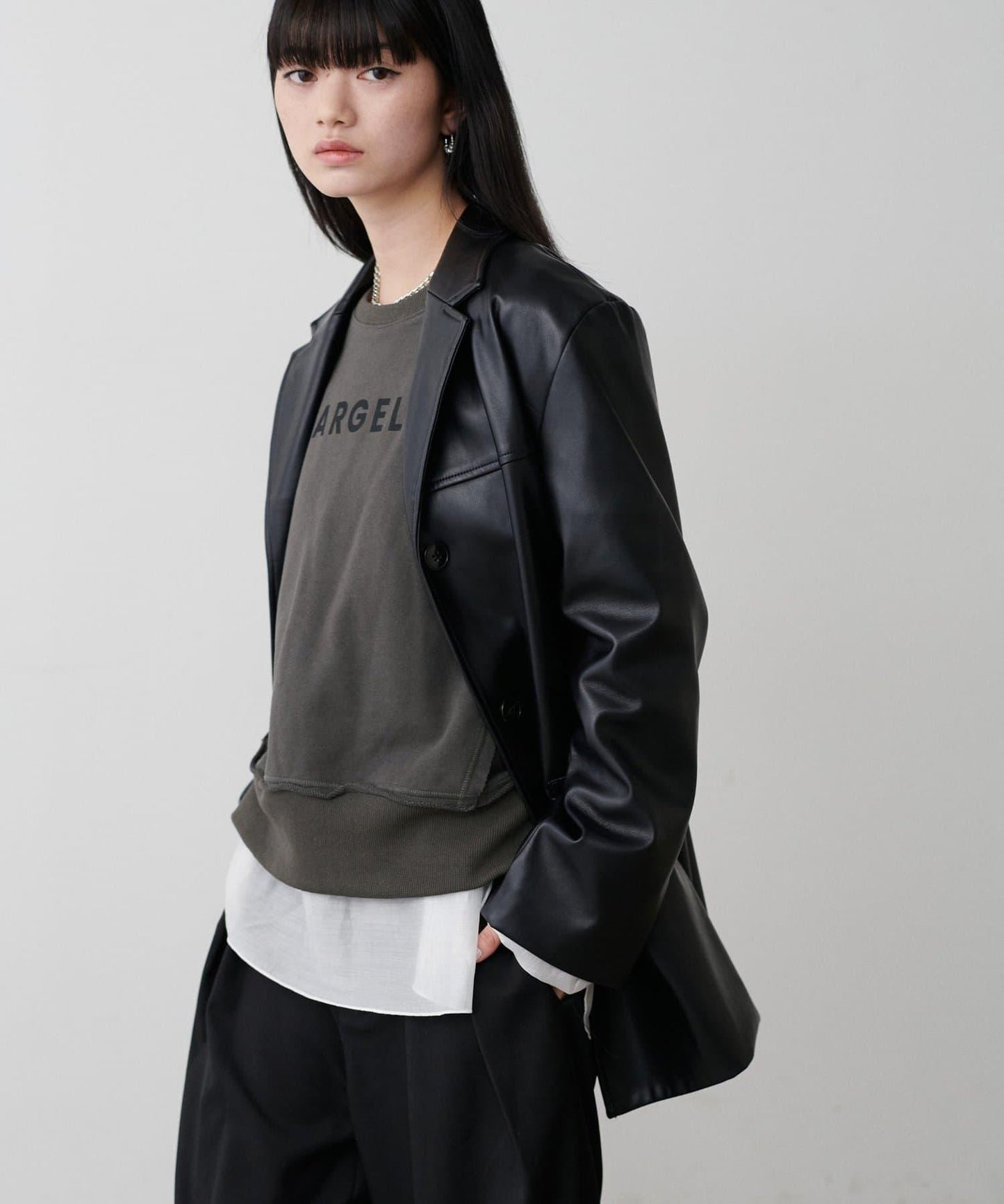 前後兩穿插肩袖字母印花衛衣