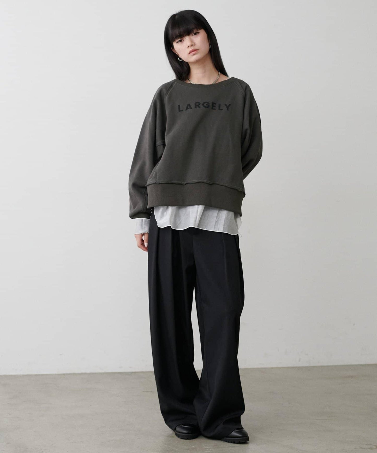 前後兩穿插肩袖字母印花衛衣