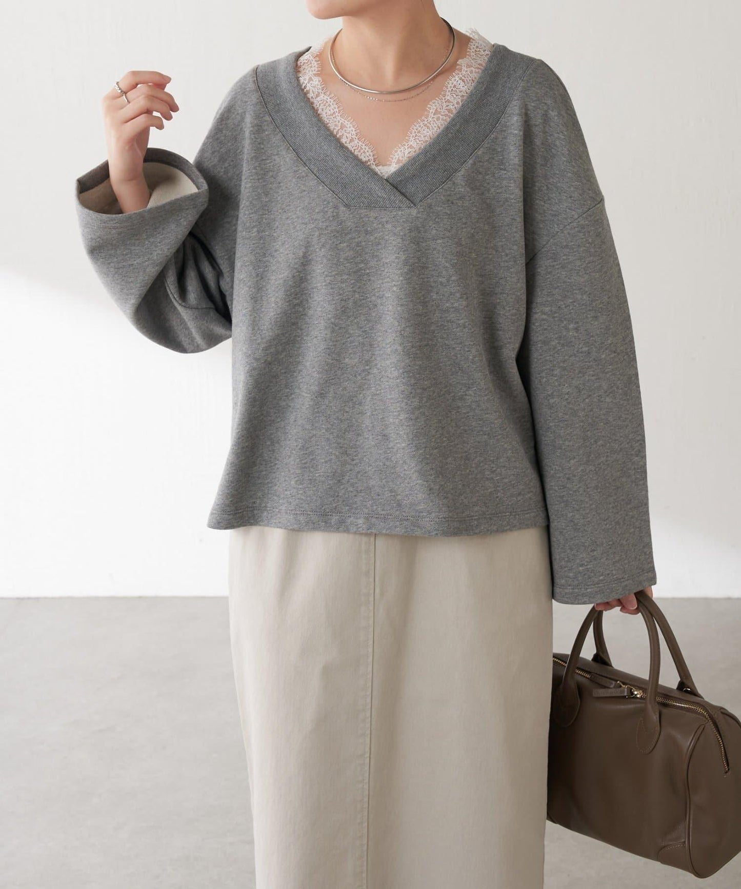 【顯高級感/小臉效果】蕾絲V領衛衣