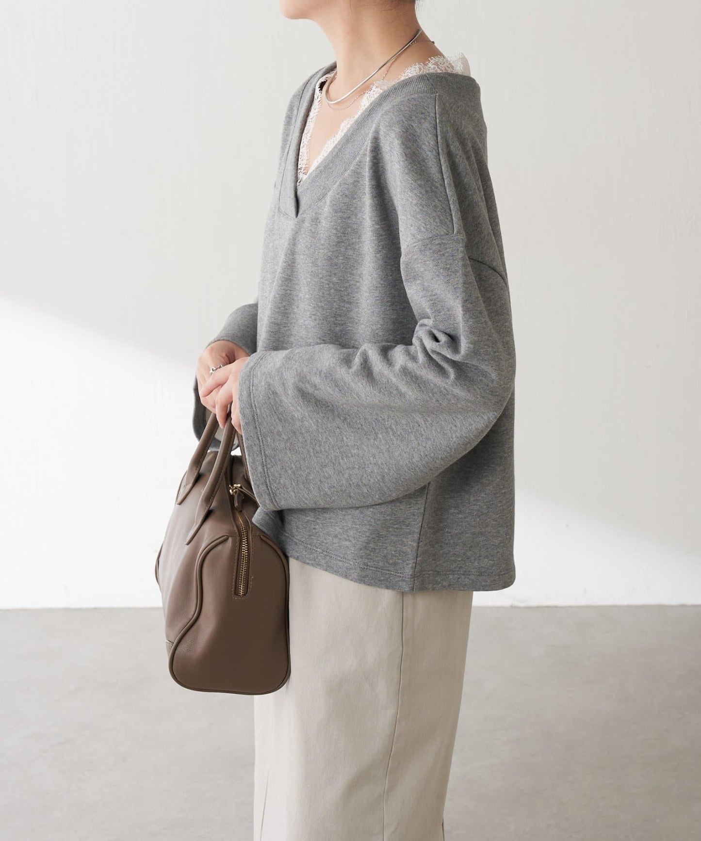 【顯高級感/小臉效果】蕾絲V領衛衣