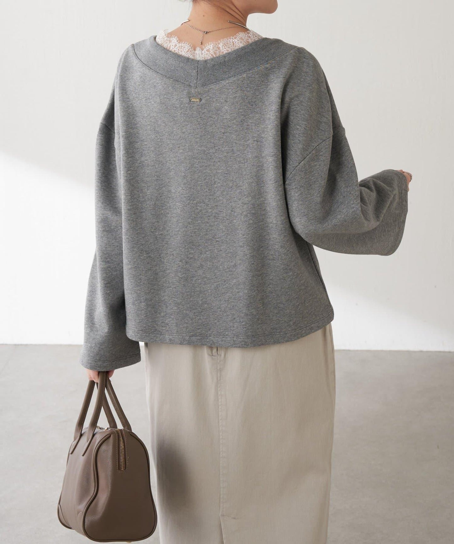 【顯高級感/小臉效果】蕾絲V領衛衣