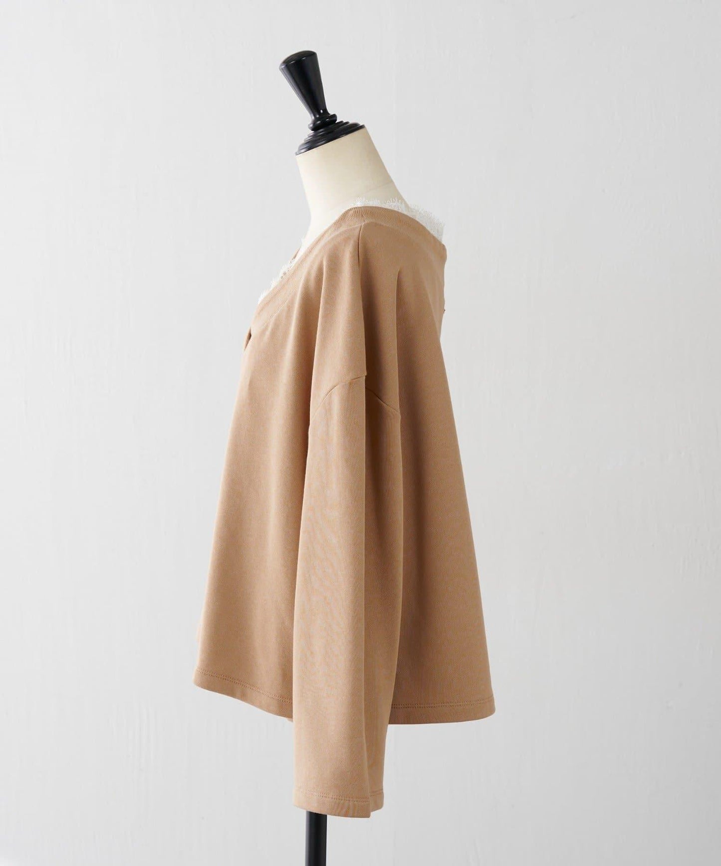 【顯高級感/小臉效果】蕾絲V領衛衣