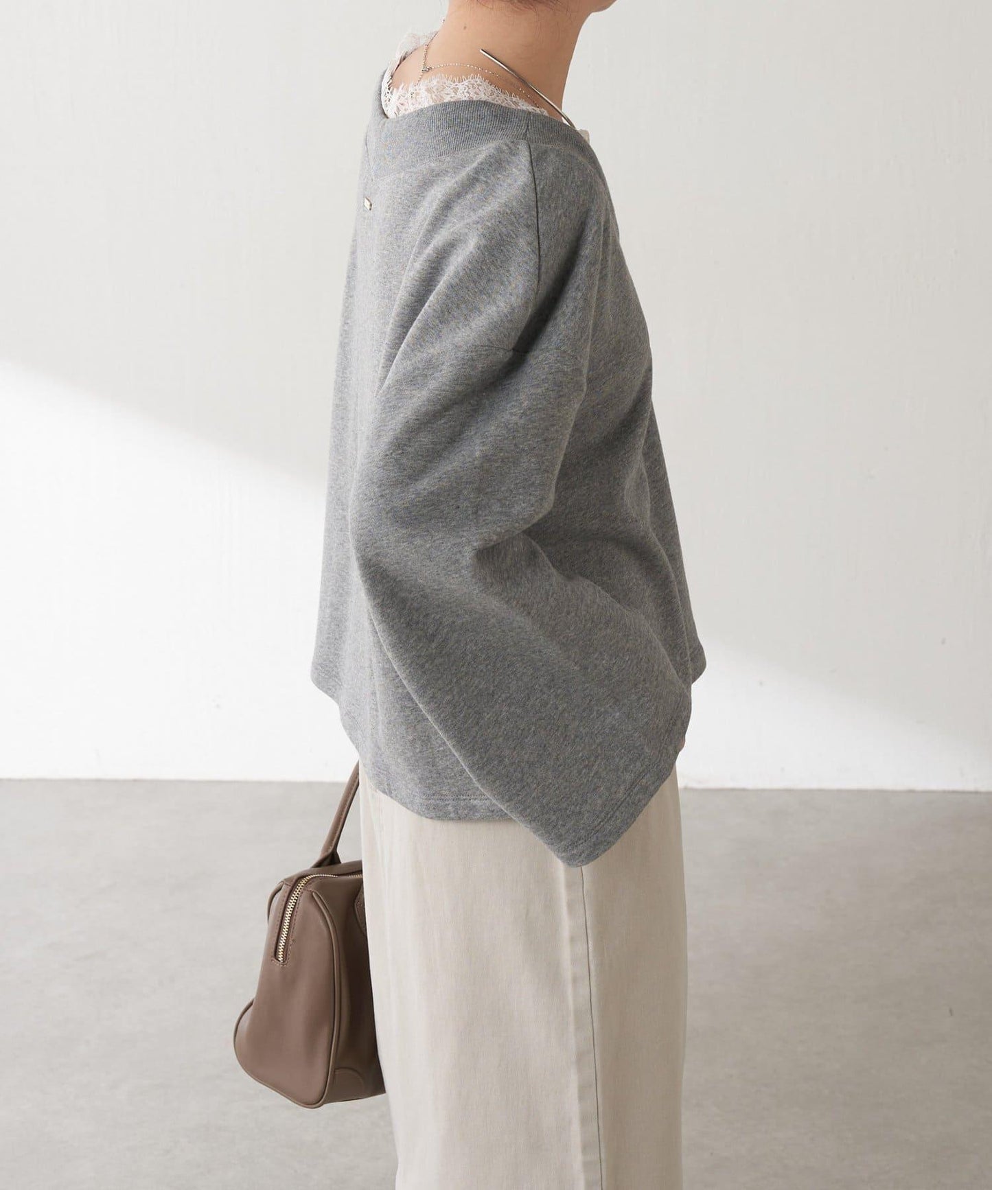 【顯高級感/小臉效果】蕾絲V領衛衣