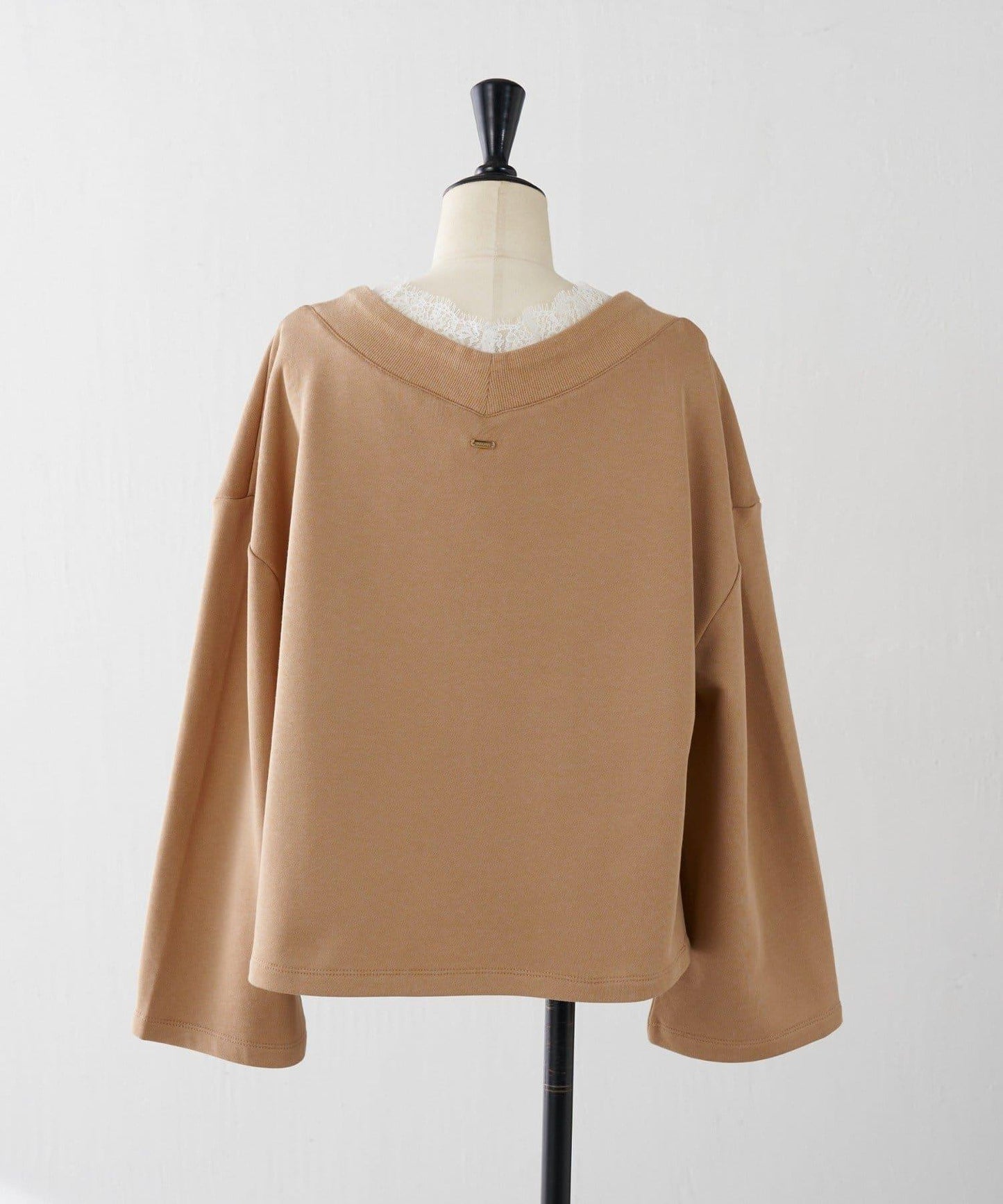 【顯高級感/小臉效果】蕾絲V領衛衣