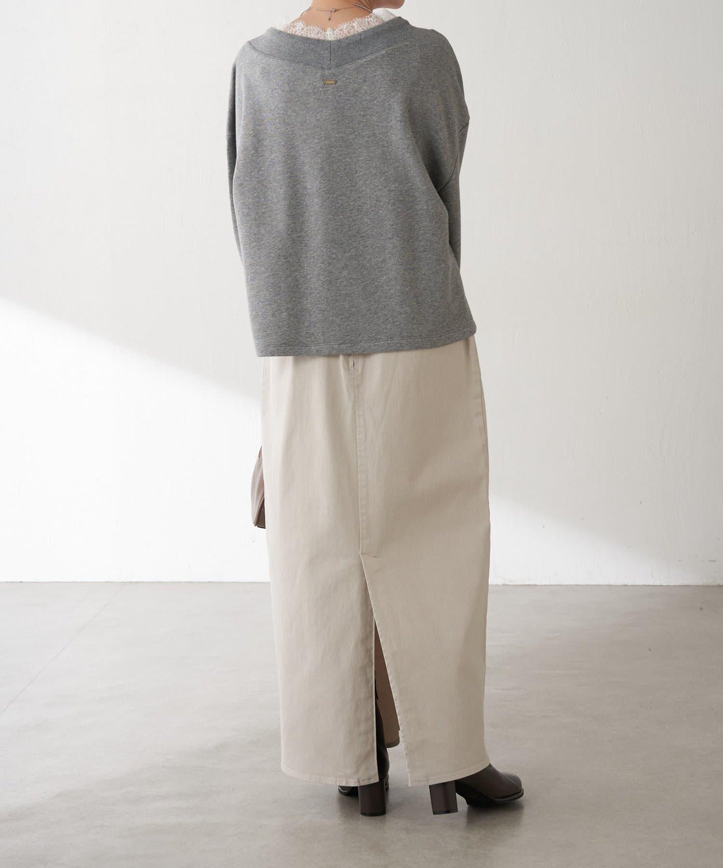 【顯高級感/小臉效果】蕾絲V領衛衣