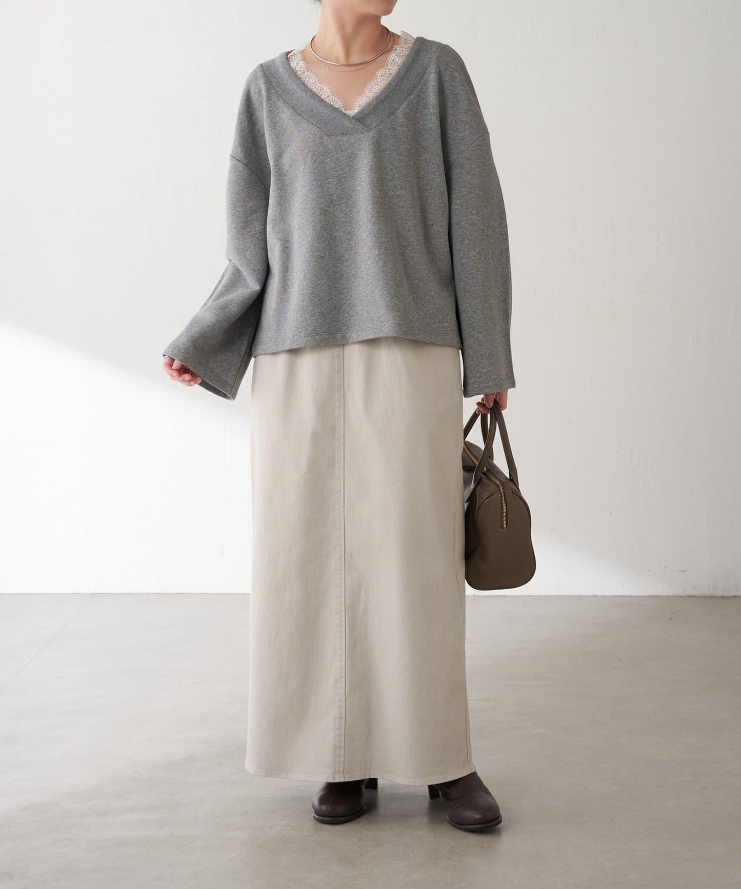 【顯高級感/小臉效果】蕾絲V領衛衣