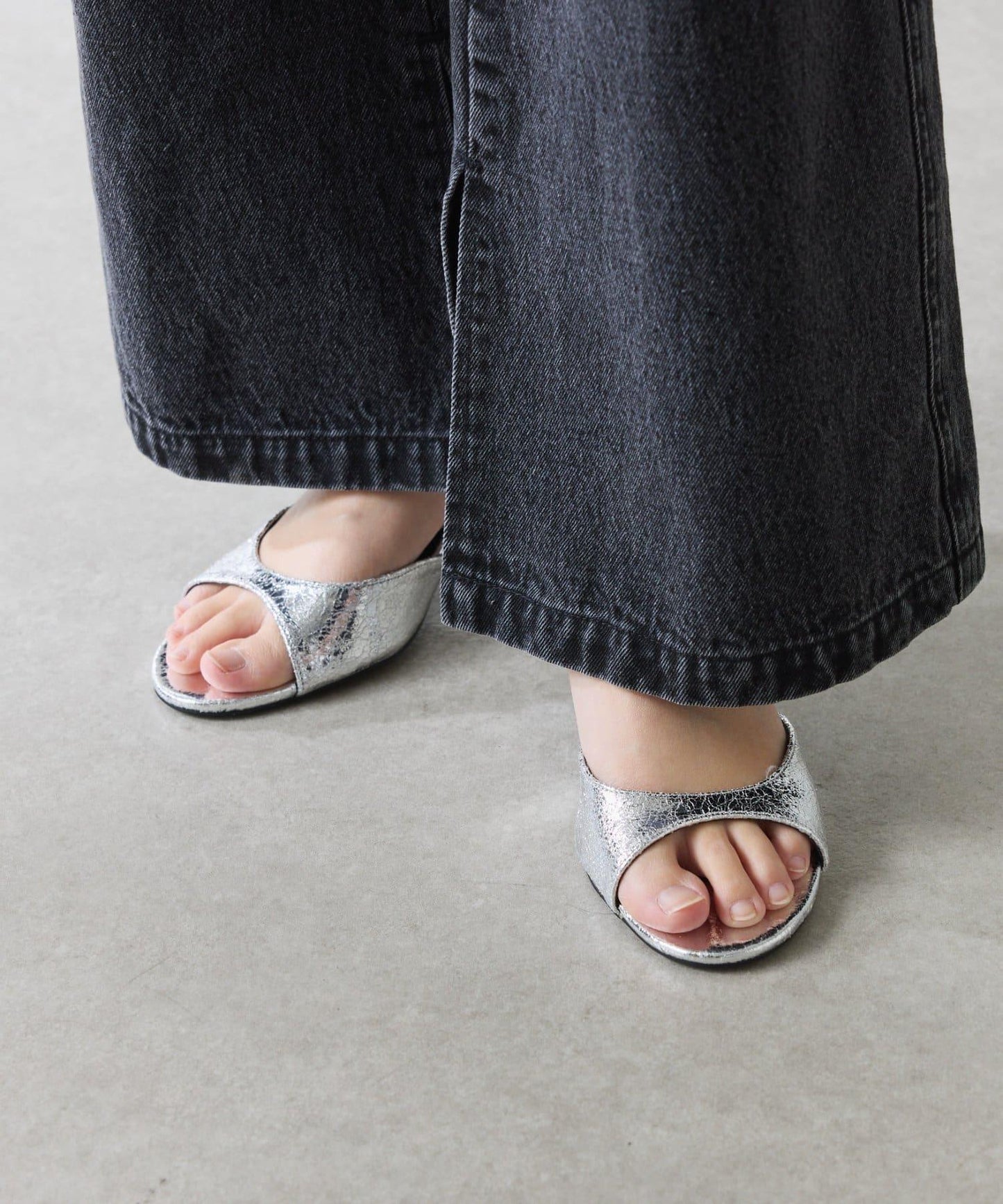 【PAPILLONNER/パピヨネ】金屬質感圓頭涼鞋