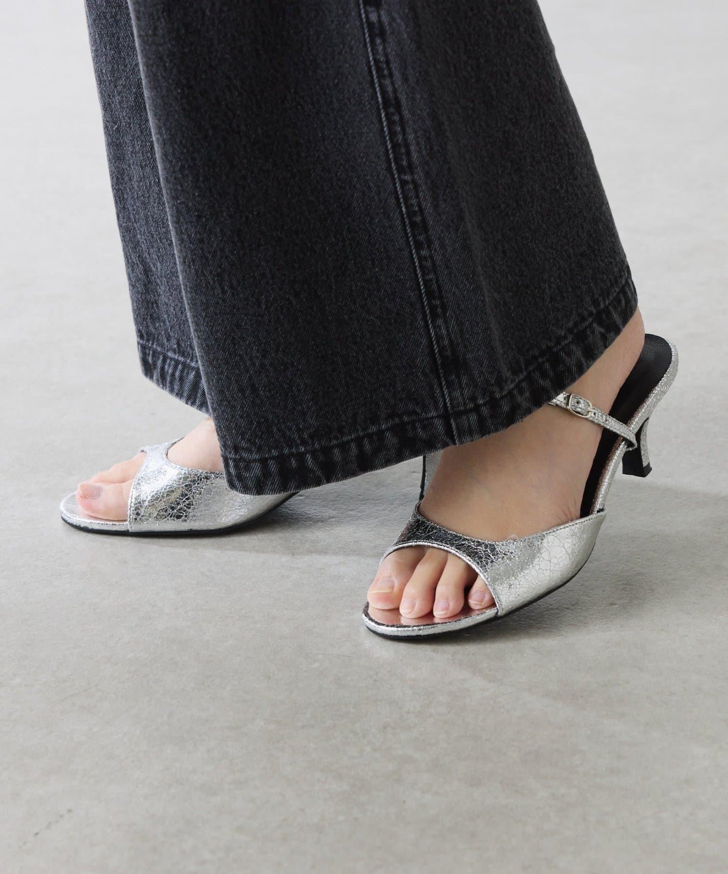 【PAPILLONNER/パピヨネ】金屬質感圓頭涼鞋