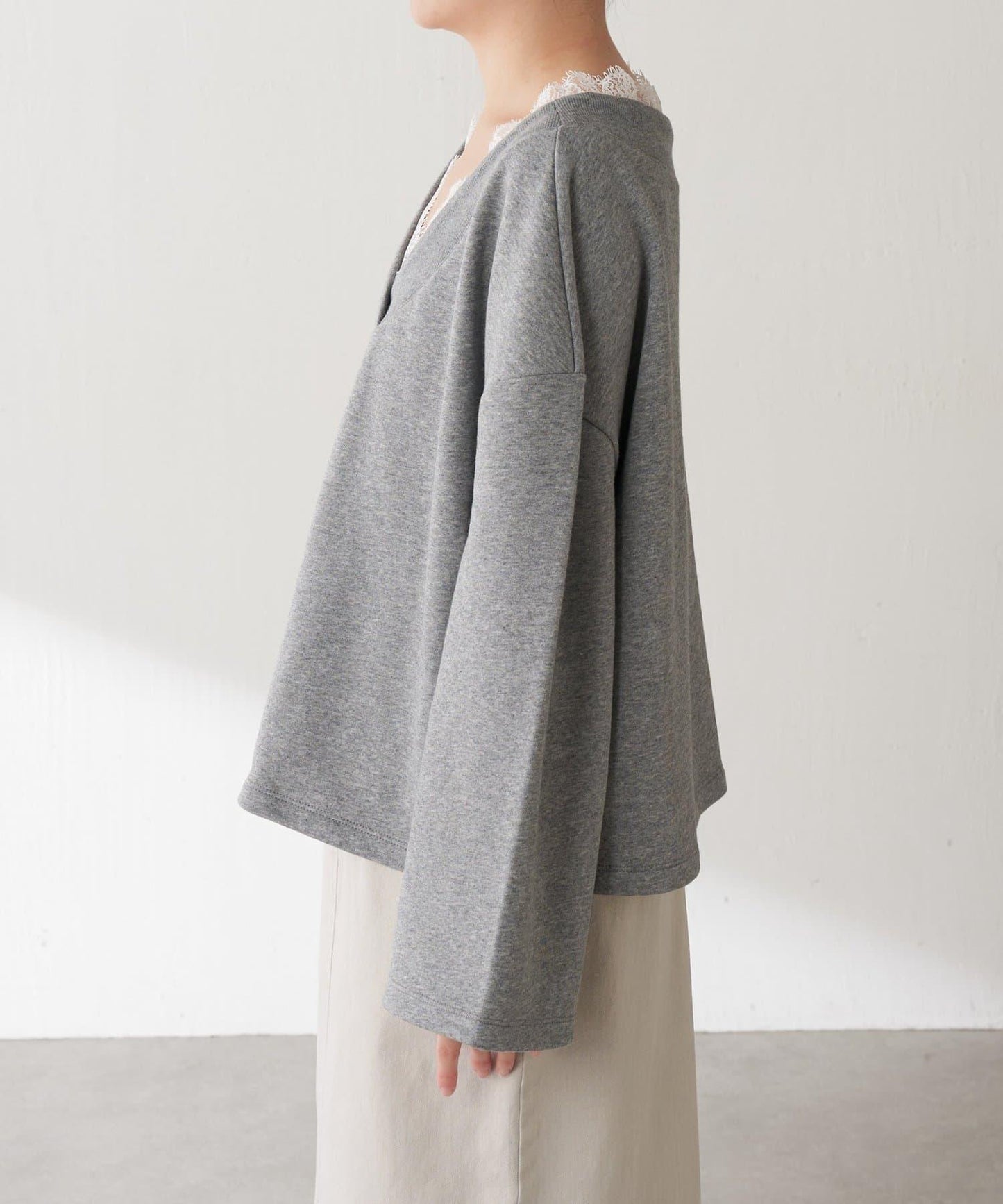 【顯高級感/小臉效果】蕾絲V領衛衣