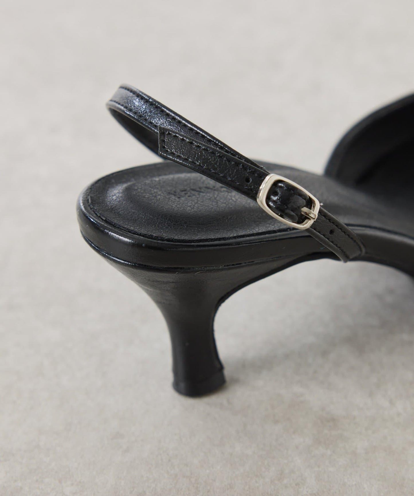 【PAPILLONNER/パピヨネ】金屬質感圓頭涼鞋