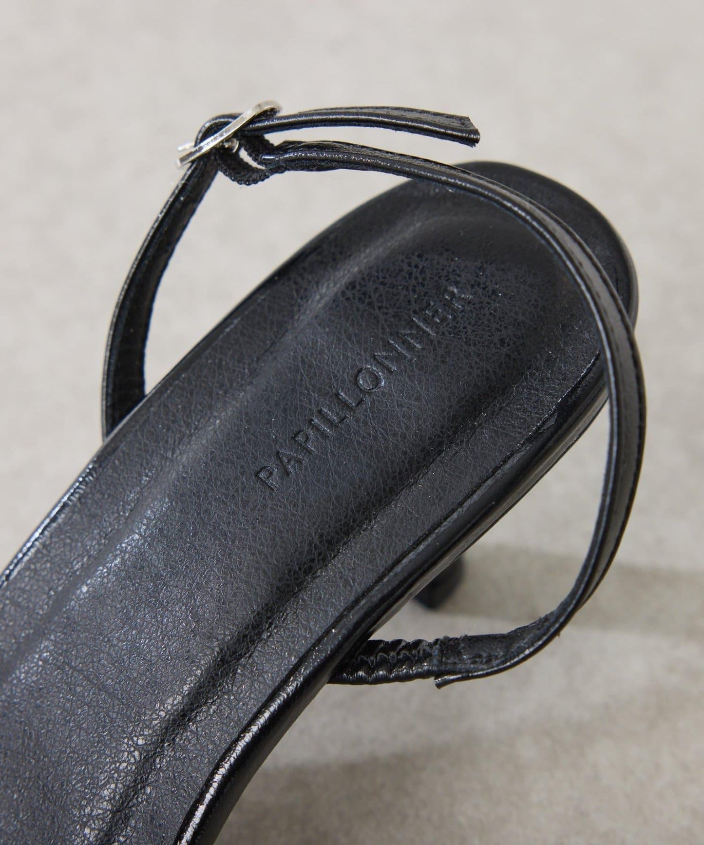 【PAPILLONNER/パピヨネ】金屬質感圓頭涼鞋