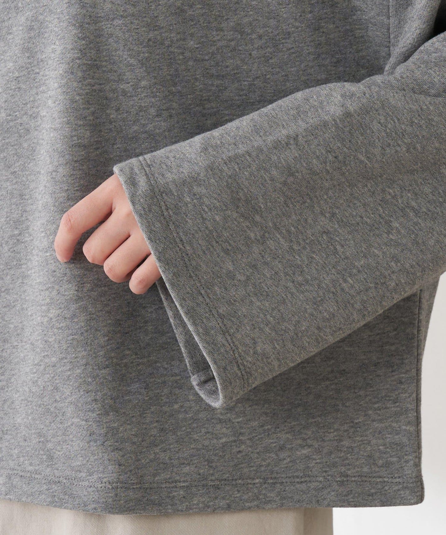 【顯高級感/小臉效果】蕾絲V領衛衣