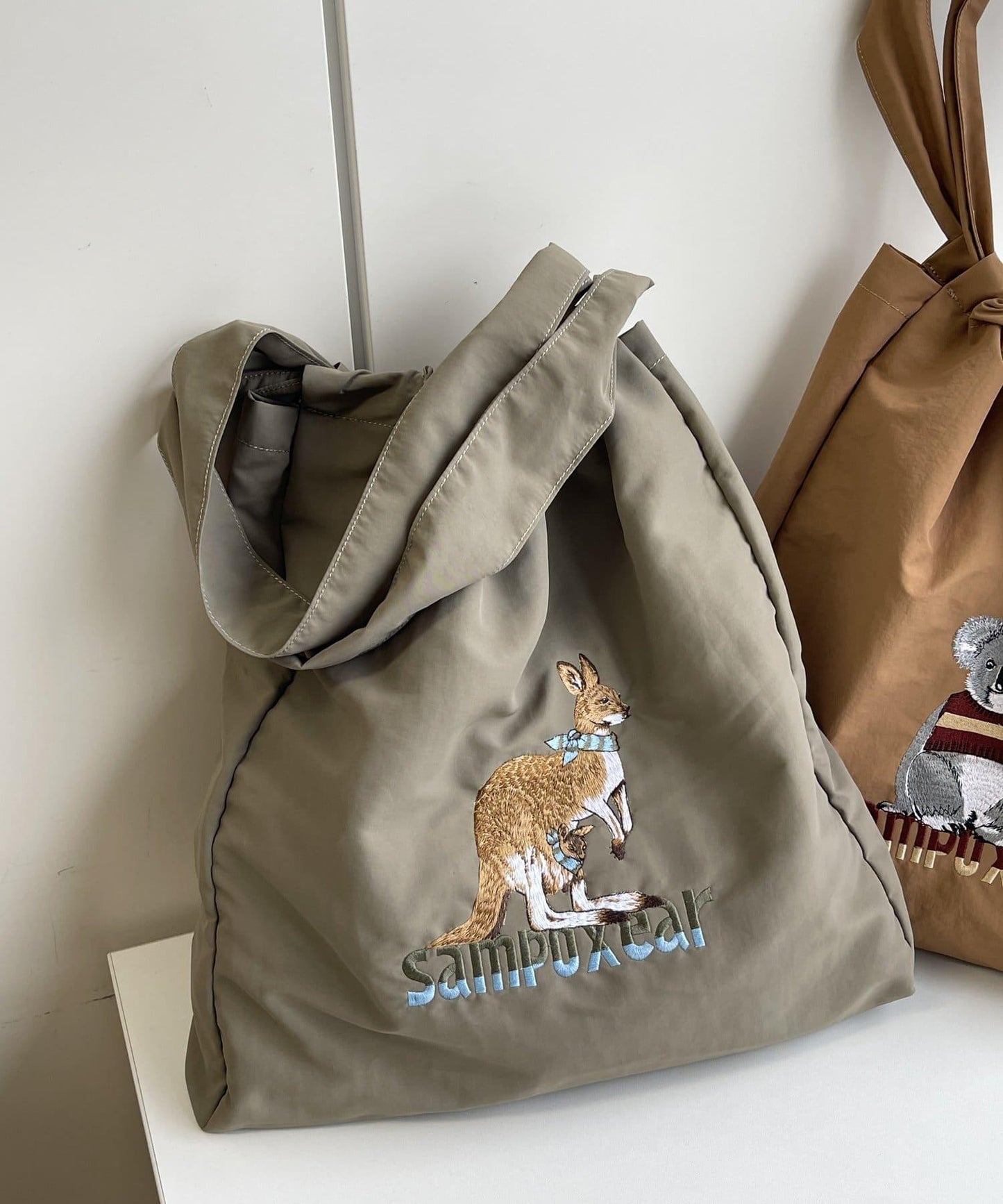 《撥水/A4尺寸適用》sampo×ear聯名刺繡托特包