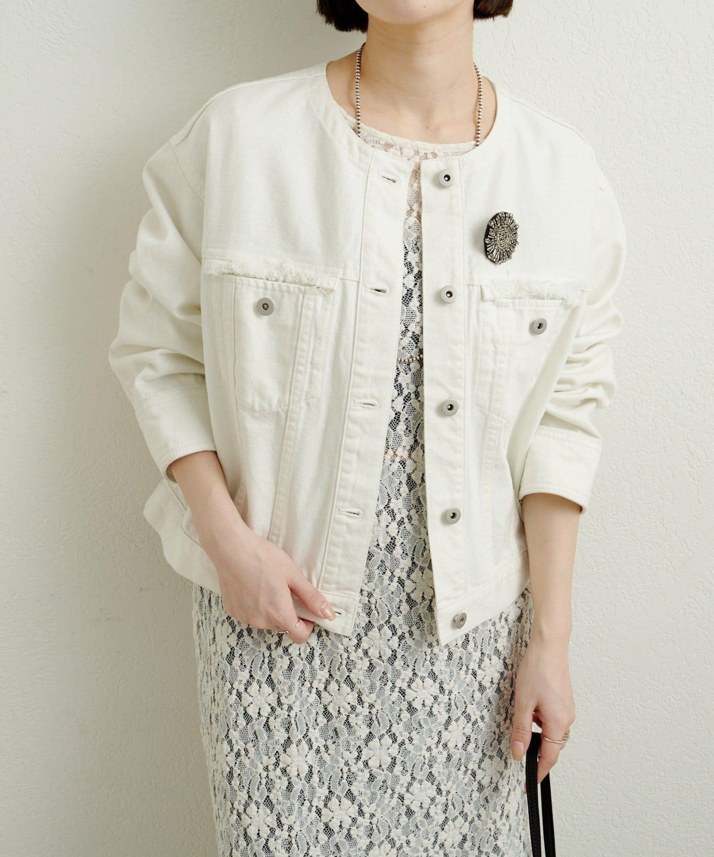 帶胸針破洞牛仔夾克