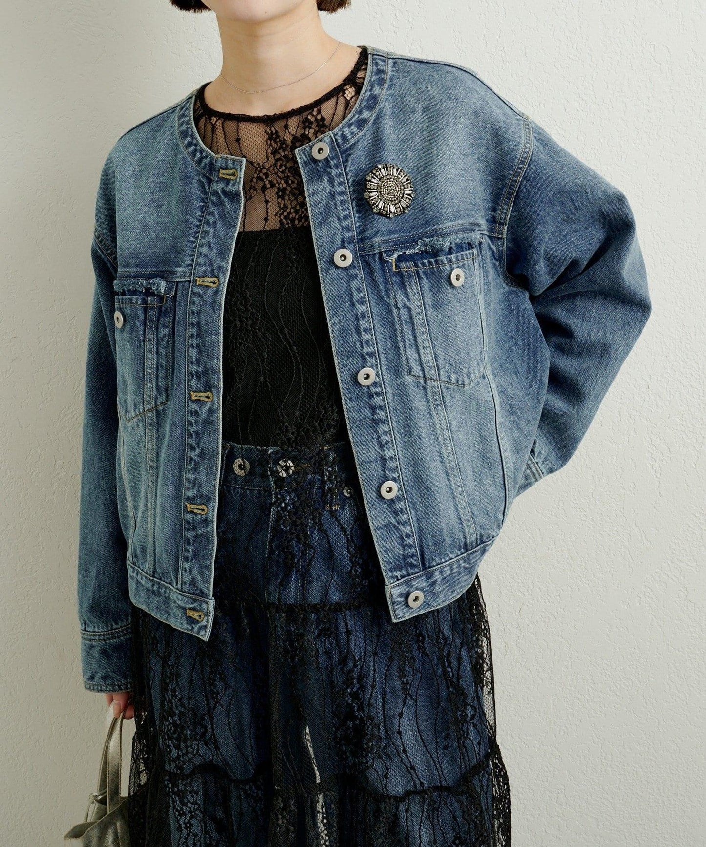 帶胸針破洞牛仔夾克