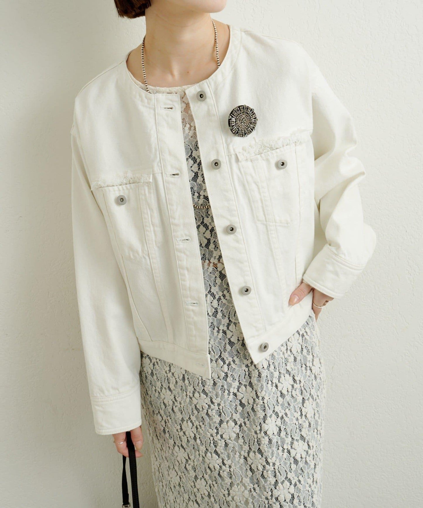 帶胸針破洞牛仔夾克