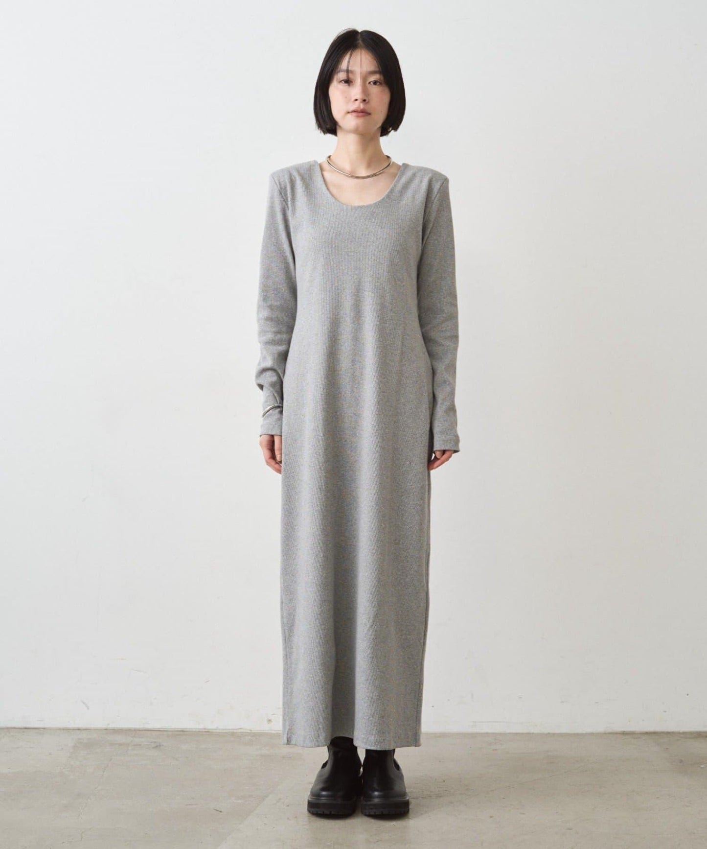 墊肩剪裁連衣裙