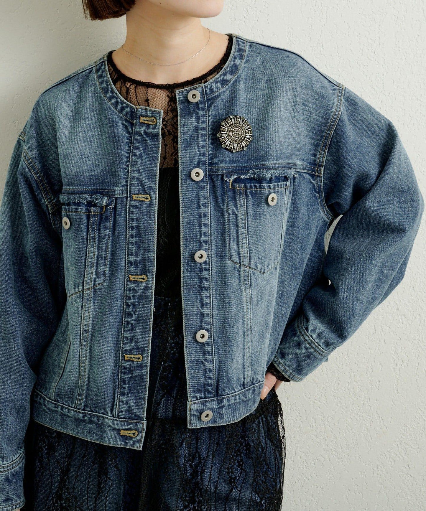 帶胸針破洞牛仔夾克