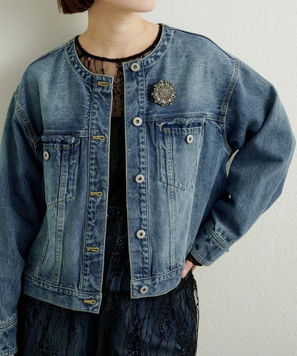帶胸針破洞牛仔夾克