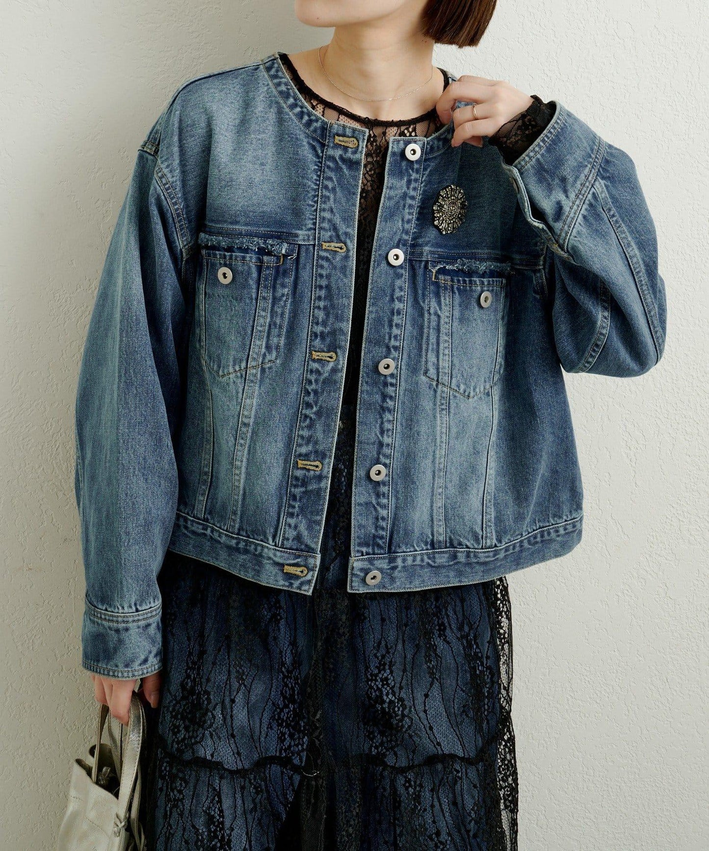 帶胸針破洞牛仔夾克