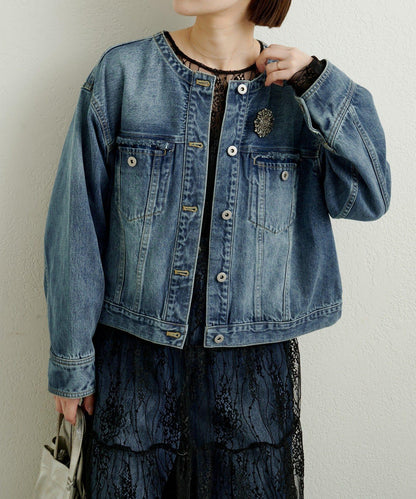 帶胸針破洞牛仔夾克