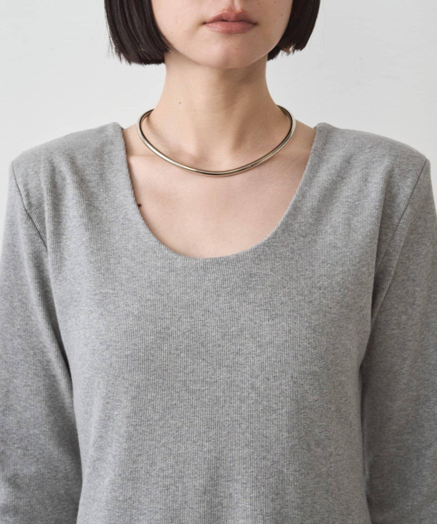 墊肩剪裁連衣裙