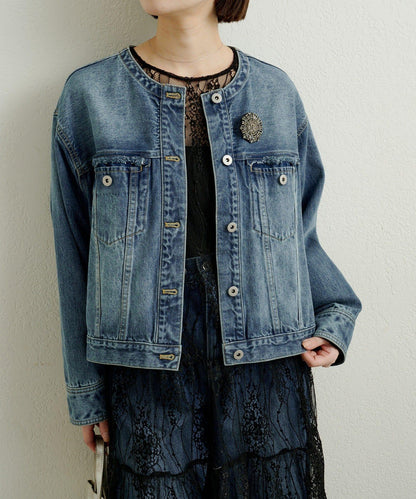 帶胸針破洞牛仔夾克