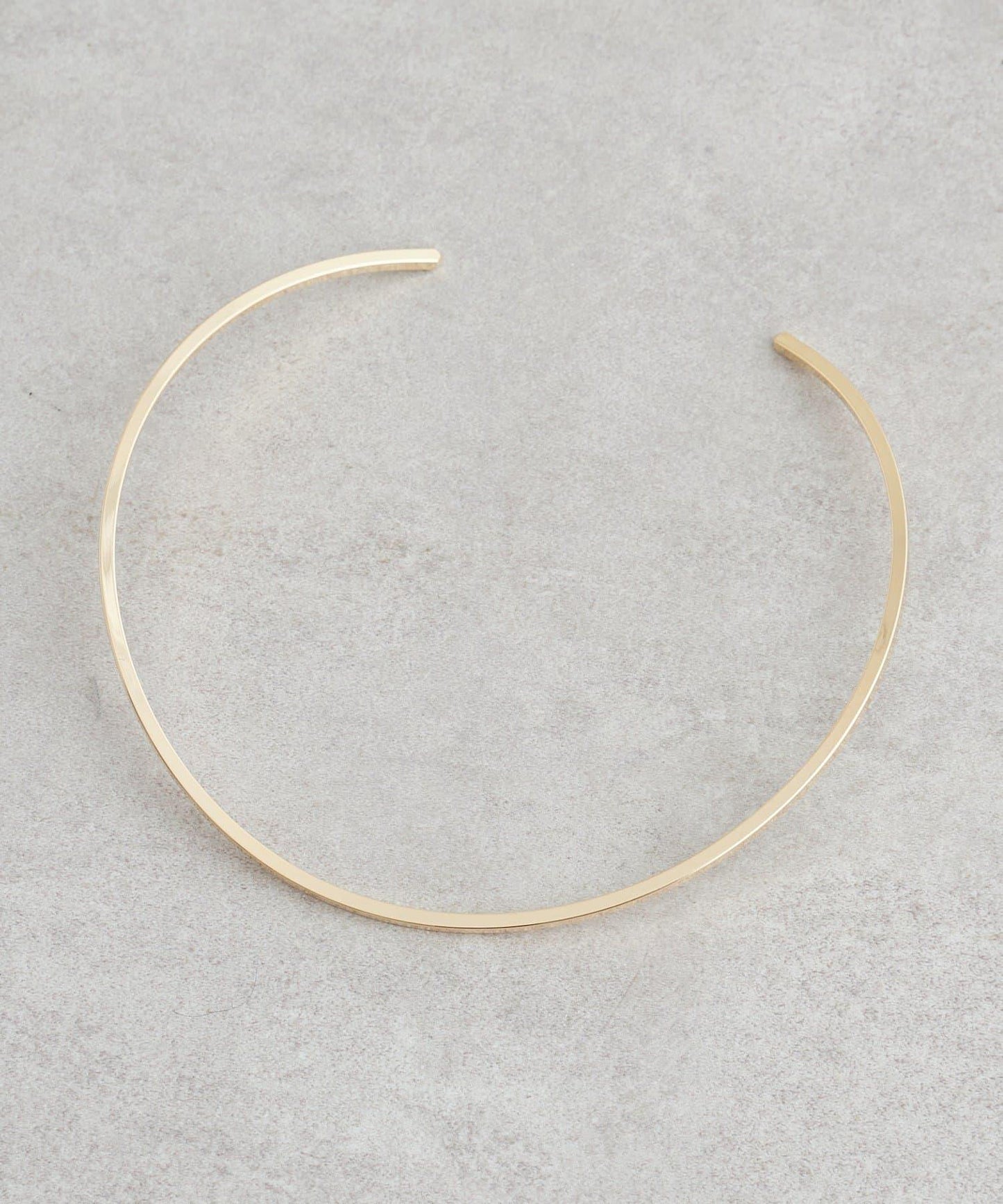 邊緣線條頸部飾圈